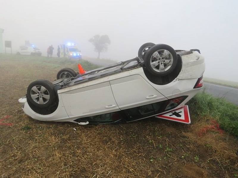 Nehodu, při níž skončilo na střeše osobní auto, řešili ve čtvrtek 8.9. ráno policisté na křižovatce v katastru obce Bařice – Velké Těšany.