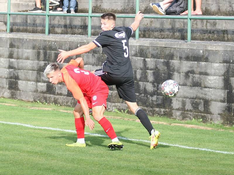 Divizní fotbalisté Holešova (v bílo-černém) doma v úvodním kole skupiny E vysoko podlehli rezervě Zbrojovky Brno 0:6.