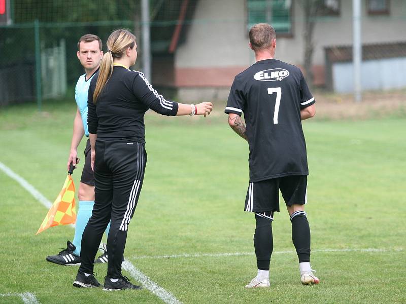 Divizní fotbalisté Holešova (v bílo-černém) doma v úvodním kole skupiny E vysoko podlehli rezervě Zbrojovky Brno 0:6.