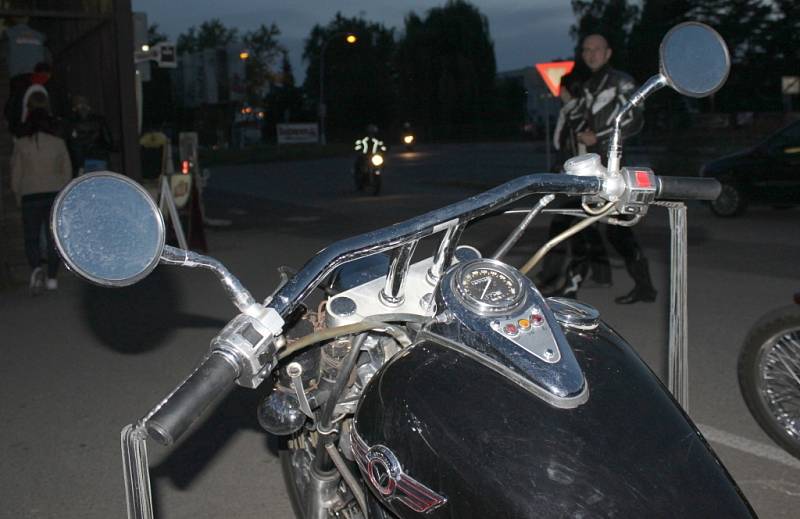 Přes sto motorek vyjelo v pátek večer 4. července z parkoviště od Staré masny v Kroměříži na Noční spanilou jízdu po okresním města a okolí. 