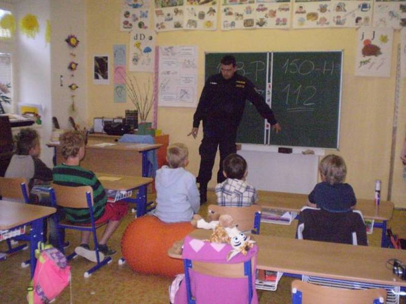 Zábavný i poučný program uspořádali ve čtvrtek holešovští policisté ve spolupráci s učiteli na Základní škole v Martinicích.