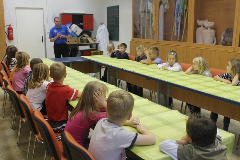 Skupinka prvňáčků ze Základní školy Slovan se v úterý 14. října sešla na první hodinu kroužku Mladého strážníka ve volnočasovém centru Šipka v Kroměříži.