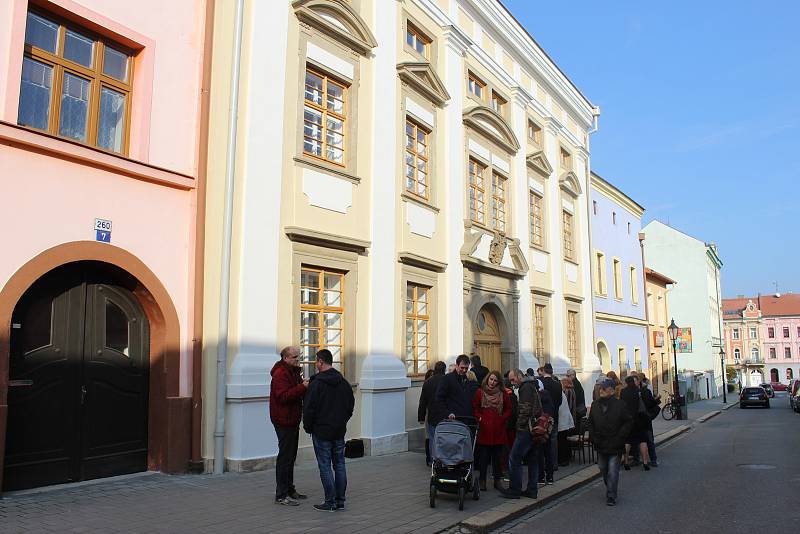 Osud posledního kroměřížského rabína a jeho rodiny v nově připomínají čtyři kameny zmizelých zasazené do chodníku před bývalou židovskou radnicí v Moravcově ulici. Zástupci města je slavnostně odkryli v pondělí 6. listopadu.