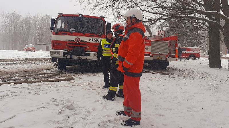 Chata na Tesáku podlehla plamenům. Sobota, 29.ledna 2022.