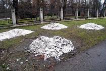 Poslední zbytky sněhu, které ještě leží v Kroměříži u Podzámecké zahrady zakrývají odpadky.