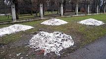 Poslední zbytky sněhu, které ještě leží v Kroměříži u Podzámecké zahrady zakrývají odpadky.