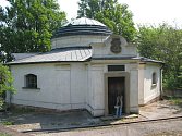 Hrobka rakouské spisovatelky píšící v Českých zemích, která pocházela ze Zdislavic a byla nazývána rakouskou Boženou Němcovou.