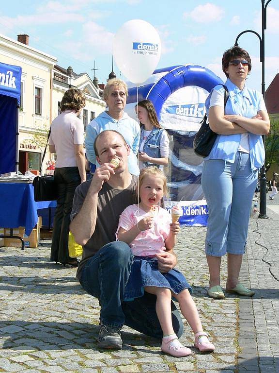 Děti obdarované balónky pozorně sledovaly program.