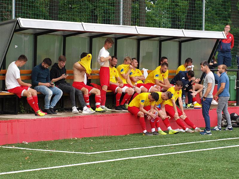 Fotbalisté Kroměříže (ve žlutých dresech) v pátečním přípravném zápase prohráli v Hodoníně 1:3.