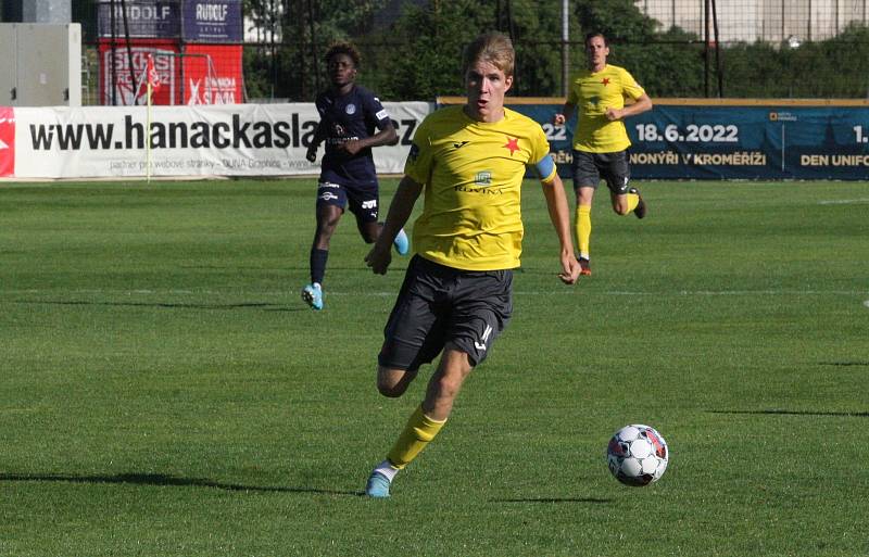 Fotbalisté Kroměříže (žluté dresy) ve středečním přípravném zápase zdolali juniorku Slovácka 3:1.