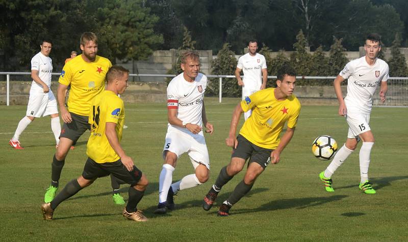 Fotbalisté třetiligové Kroměříže (ve žlutých dresech) porazili divizní Lanžhot 2:0 po prodloužení a postoupili do druhého kola MOL Cupu.