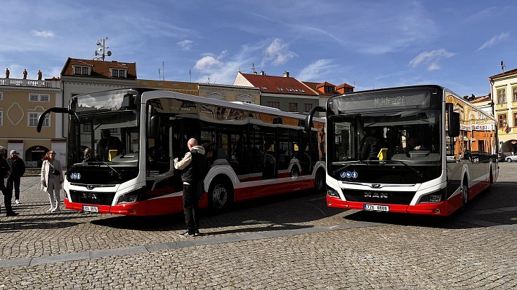 Kroměřížskou MHD doplnily dva nové hybridní autobusy. 27. března 2024.