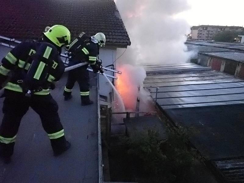 Profesionální a dobrovolní hasiči likvidují ve čtvrtek 19. května 2022 požár dřeva v průmyslovém areálu v Kroměříži.