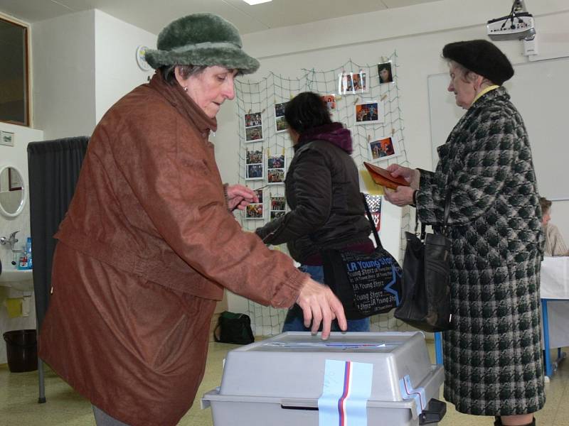 Také na Kroměřížsku začalo v pátek 25.1. ve 14:00 hodin druhé kolo prezidentských voleb. Začátek hlasování provázel značný nápor voličů, leckde se tvořily dokonce fronty. Na snímku je volební místnost na kroměřížské Základní škole Slovan.