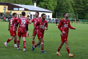 Fotbalisté Kvasic (v červeném) se radují z postupu do finále krajského poháru, zvítězili v Nivnici 3:0. Za soupeře budou mít Slušovice, které vyhrály po penaltovém rozstřelu v Hrachovci.