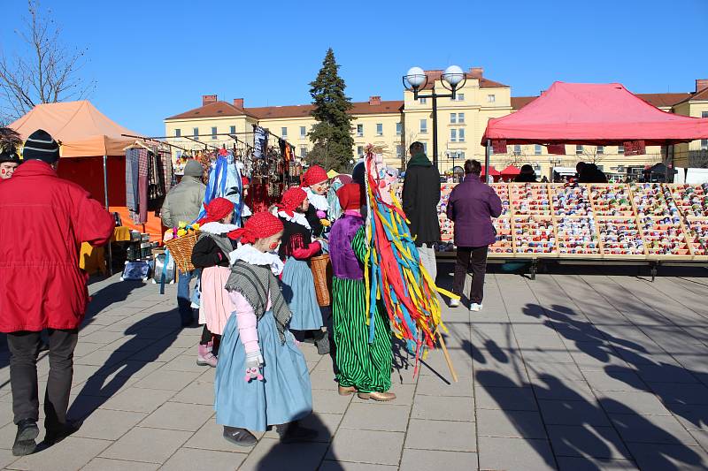 Tradiční kroměřížský masopustní jarmark se letos mimořádně vydařil. Přálo mu počasí a účast byla velká. Veselí odstartoval průvod masek s medvědem a kapelou. Nechyběla živá hudba, atrakce pro děti, ani stánky s regionálními pochoutkami, nápoji a řemeslnou