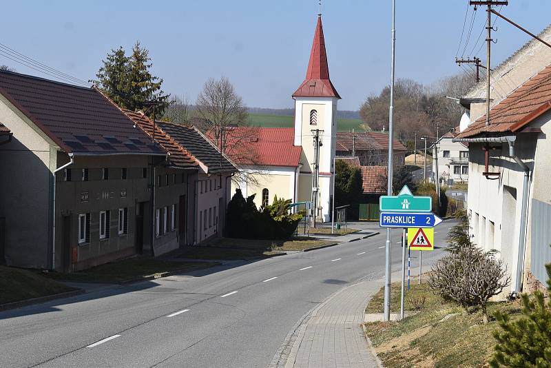 Pačlavice se nachází asi 17 kilometrů jihozápadně od Kroměříže, na samé hranici Zlínského kraje. Pod Pačlavice spadají také Pornice a Lhota.