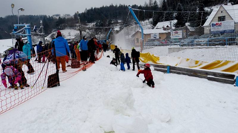 Ochlazení na přelomu roku pomohlo ski areálům v regionu, například na Stupavě se tak první víkend roku 2016 už lyžovalo.