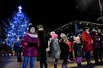 V podvečer 8. prosince jsme hodnotili ty "NEJ" vánoční stromečky, které od nynějška budou zdobit náměstí v Holešově. Na vernisáž plynule navazovala tradiční akce „Česko zpívá koledy“.