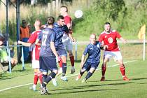 Ve 2. kole I. B třídy skupiny B prohráli fotbalisté Záhlinic (v červeném) doma s Hvozdnou 3:4.
