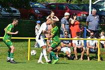 Ve šlágru 2. kola krajského přeboru domácí fotbalisté Kvasic (v bílém) porazili rivala z Napajedel 2:0.