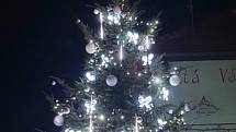 Vánoční strom a výzdoba v obci Komňa