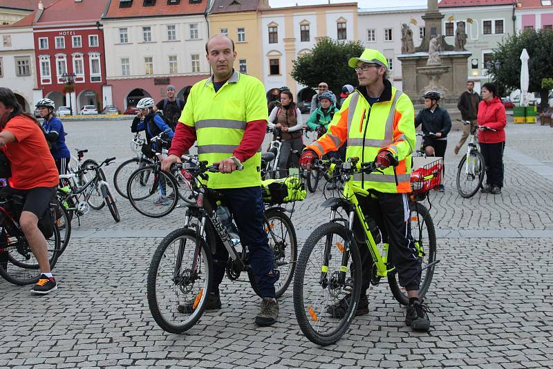 Na sedmý ročník kroměřížské večerní cyklojízdy dorazilo přes osm desítek cyklistů. Ti v doprovodu policistů vyrazili směrem k záhlinickému pivovaru.