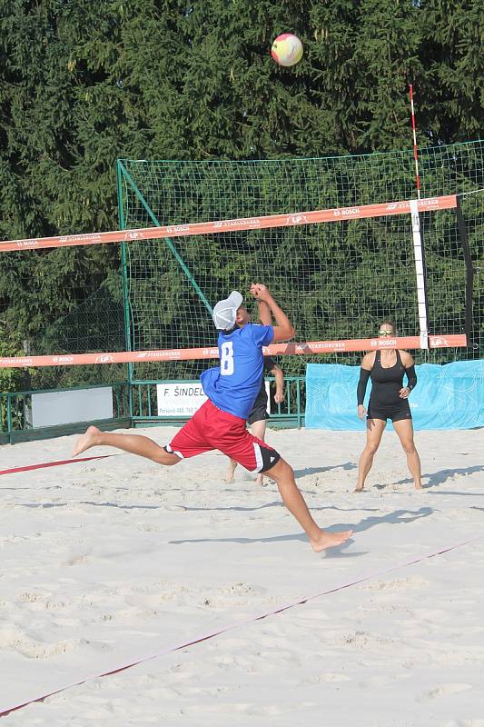 Benefiční turnaj Kola pro Afriku na kroměřížských beachvolejbalových kurtech na Bajdě