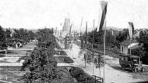 MÍŠKOVICE, 1928. V roce 1927 začali v Míškovicích s výstavbou kostela, fotografie pochází z jeho svěcení. Svatostánek projektoval zlínský architekt František Gahura, nezapře tedy typicky baťovský styl.