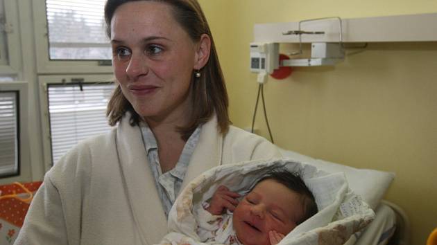 Prvním novorzencem roku 2009 se ve Zlínském kraji stala Zuzana Motalíková. Na snímku s maminkou.
