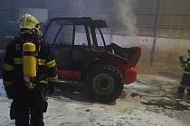 Požár zemědělského stroje ve Střížovicích. Škodu hasiči odhadli na jeden milion korun.Foto zdroj: HZS ZLK.