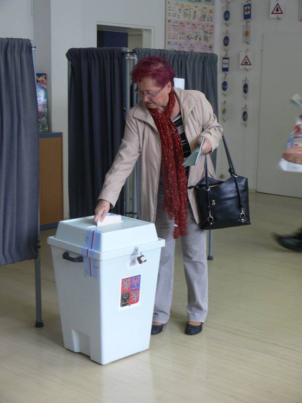 Také na Kroměřížsku začalo v pátek 25.10. hlasování v rámci předčasných voleb do Poslanecké sněmovny. Takto vypadala situace ve volební místnosti číslo 13 za základní škole Zachar v Kroměříži.