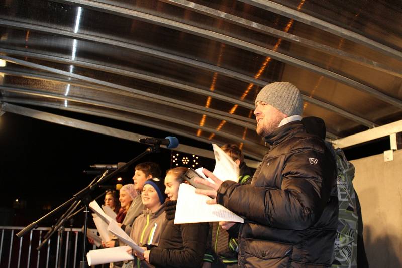Také v Hulíně se ve středu 9.12. zpívaly koledy v rámci tradiční akce Deníku: na tamním zrekonstruovaném náměstí se sešlo přes tři sta zpěváků.