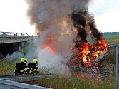 Hasiči likvidují požár nákladního auta na dálnici D1 mezi Kroměříži a Hulínem; pondělí 5. června 2023