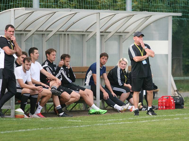 Divizní fotbalisté Holešova (v bílo-černém) doma v úvodním kole skupiny E vysoko podlehli rezervě Zbrojovky Brno 0:6.