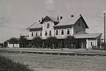 Historická fotografie původního vzhledu holešovského nádraží.
