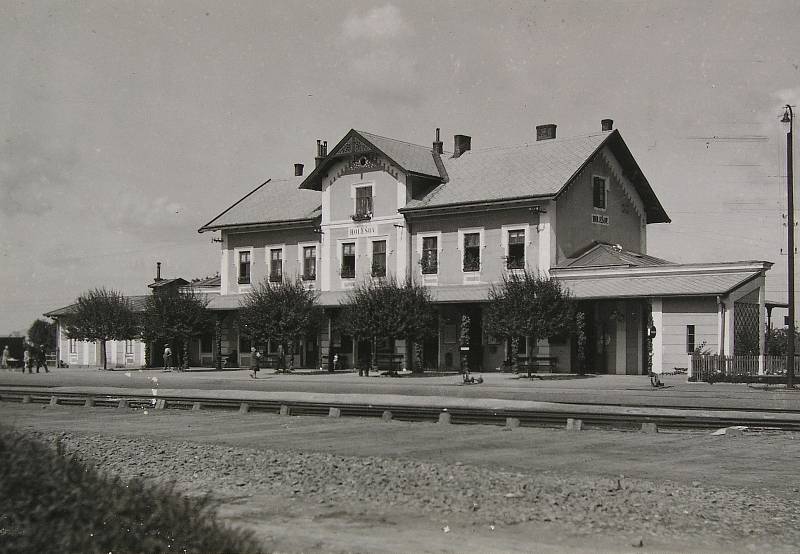 Historická fotografie původního vzhledu holešovského nádraží.