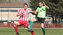 Fotbalisté Hulína (v červeno-bílých dresech) porazili ve 21. kole MSFL Vrchovinu 3:1.