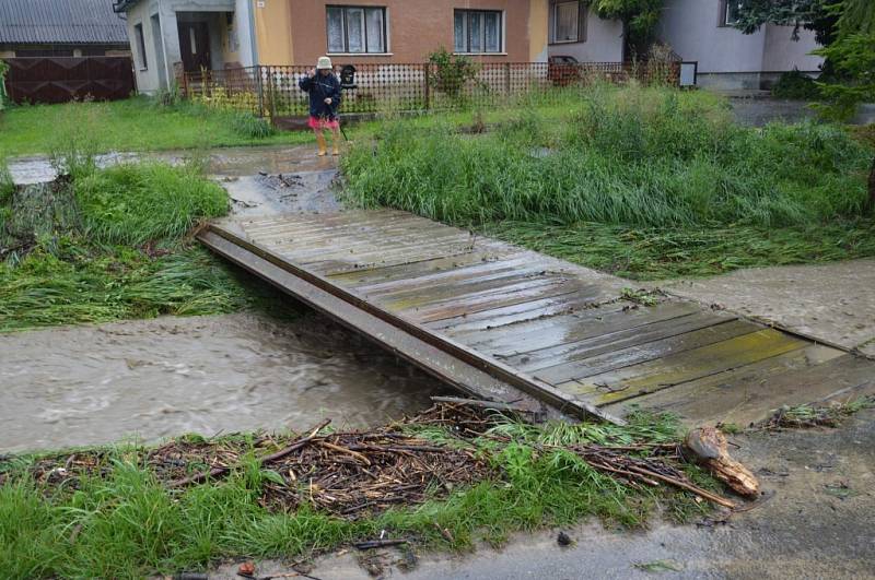 Pořádné starosti nadělala poslední červencový večer bouřka lidem z Lubné - hladiny potoků a řek stoupaly i na dalších místech regionu.