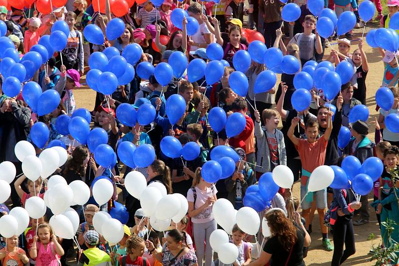 Děti  překonaly rekord ve vytvoření české vlajky pomocí nafukovacích balonků v zámecké zahradě v Holešově.