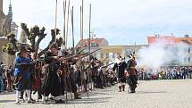 HISTORICKÝ MILNÍK ZAHÁJIL TURISTICKOU SEZÓNU. Střelba a řinčení zbraní se opět rozeznělo městem.