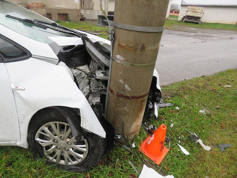 Mladý řidič v Lutopecnách boural podle policistů proto, že se nevěnoval řízení. Z nehody však vyvázl bez zranění.