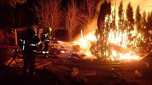 Požár chatky ve Wolkerově ulici v Hulíně v noci na pondělí 14. března 2022