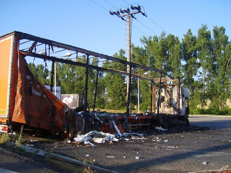 Kamion zaparkovaný v blízkosti čerpací stanice sežehly v úterý nad ránem plameny.