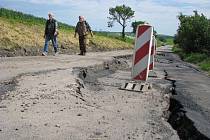 Kvůli sesuvu půdy a následnému natržení silnice na několika místech je uzavřena komunikace z Jestřabic do Koryčan.