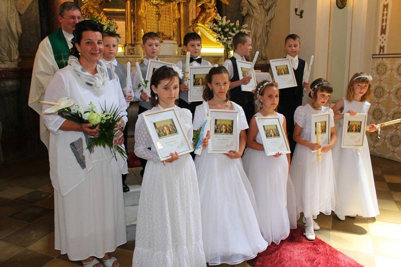 V neděli 14. června 2015 přistoupila při mši svaté v kostele ve Zdounkách desítka dětí k prvnímu svatému přijímání.