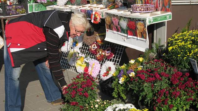 Dušičkové věnce, květinové vazby nebo kvítka v květináčích: přesně takový sortiment už nabízejí květinářství na Kroměřížsku. Blíží se totiž Památka zesnulých.