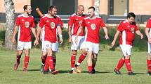 Fotbalisté Záhlinic (v červeném), druhý celek okresního přeboru OFS Kroměříž, doma ve 25. kole rozdrtil poslední Lutopecny 10:1. Již po půlhodině přitom favorit vedl o pět gólů.