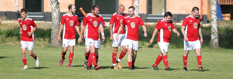 Fotbalisté Záhlinic (v červeném), druhý celek okresního přeboru OFS Kroměříž, doma ve 25. kole rozdrtil poslední Lutopecny 10:1. Již po půlhodině přitom favorit vedl o pět gólů.