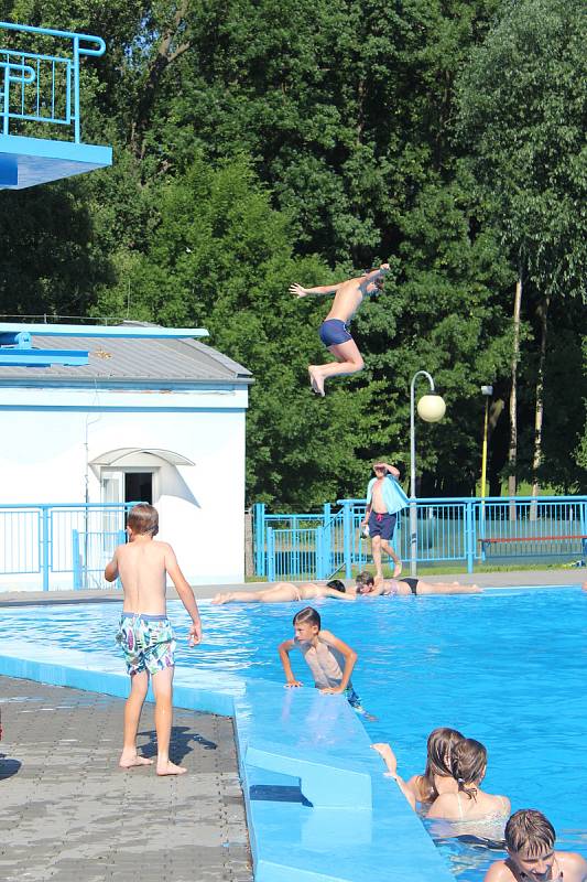 Přestože začátku sezony počasí úplně nepřálo, v úterý i ve středu se na hulínské koupaliště přišlo svlažit asi sedm stovek návštěvníků.